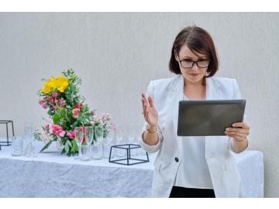 Groupe de personnes préparant un événement en Suisse avec ordinateur, checklist et outils de paiement collaboratif.