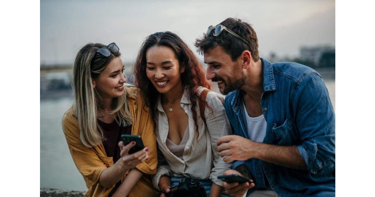 Utilisateurs effectuant une collecte d’argent en ligne depuis un smartphone et un ordinateur dans un cadre moderne.