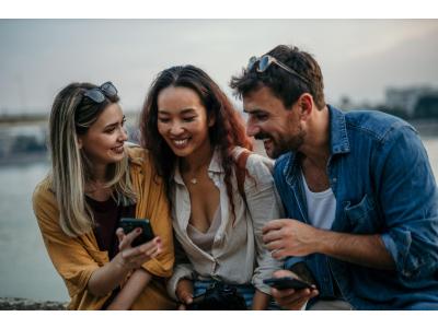 Utilisateurs effectuant une collecte d’argent en ligne depuis un smartphone et un ordinateur dans un cadre moderne.