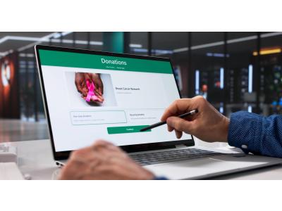 Personne optimisant une cagnotte en ligne avec statistiques, ordinateur portable et conseils marketing visibles à l’écran.