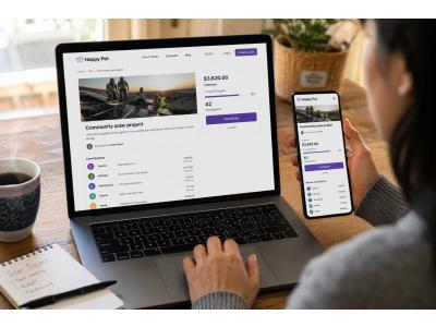 Personnes participant à une cagnotte en ligne en dollars sur Happy Pot pour financer un cadeau commun ou un projet international.