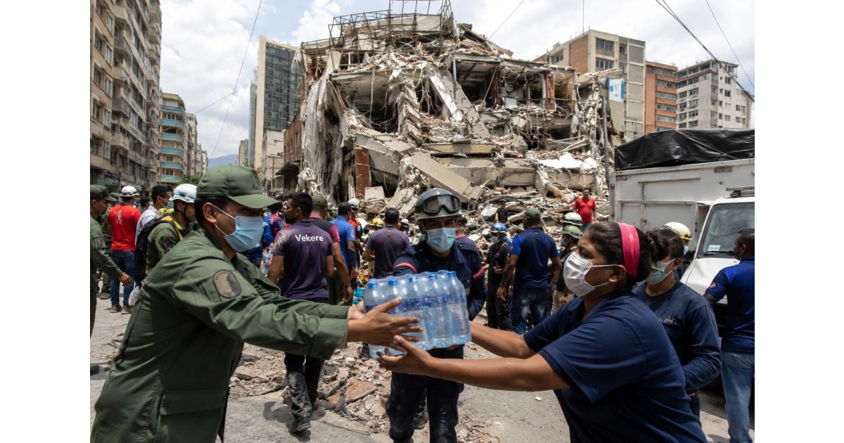 Bénévoles distribuant de l'aide après le séisme au Venezuela 2026 tandis qu'une cagnotte en ligne permet de collecter des dons.