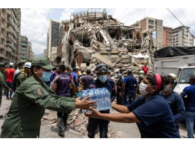 Bénévoles distribuant de l'aide après le séisme au Venezuela 2026 tandis qu'une cagnotte en ligne permet de collecter des dons.
