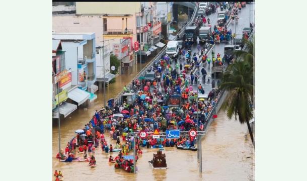 Cover Aider les victimes des inondations au Vietnam