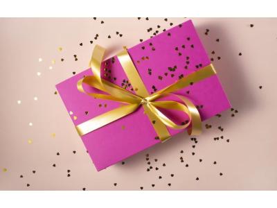 Persone che organizzano un regalo di gruppo in Svizzera tramite una raccolta online sicura