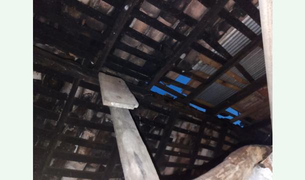 Cover The broken roof of the house to repair.